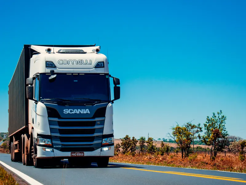 Transport and rigging vehicles for on-site installation